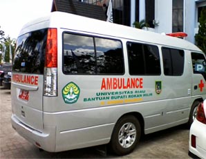 Ambulance UR, tertulis nama H. Annas Maamun bertinta kuning
