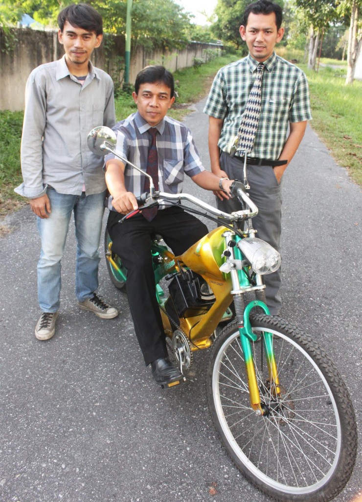 Mulyadi (kiri) bersama kedua dosen pembimbingnya saat memperlihatkan sepeda listrik ciptaan mereka