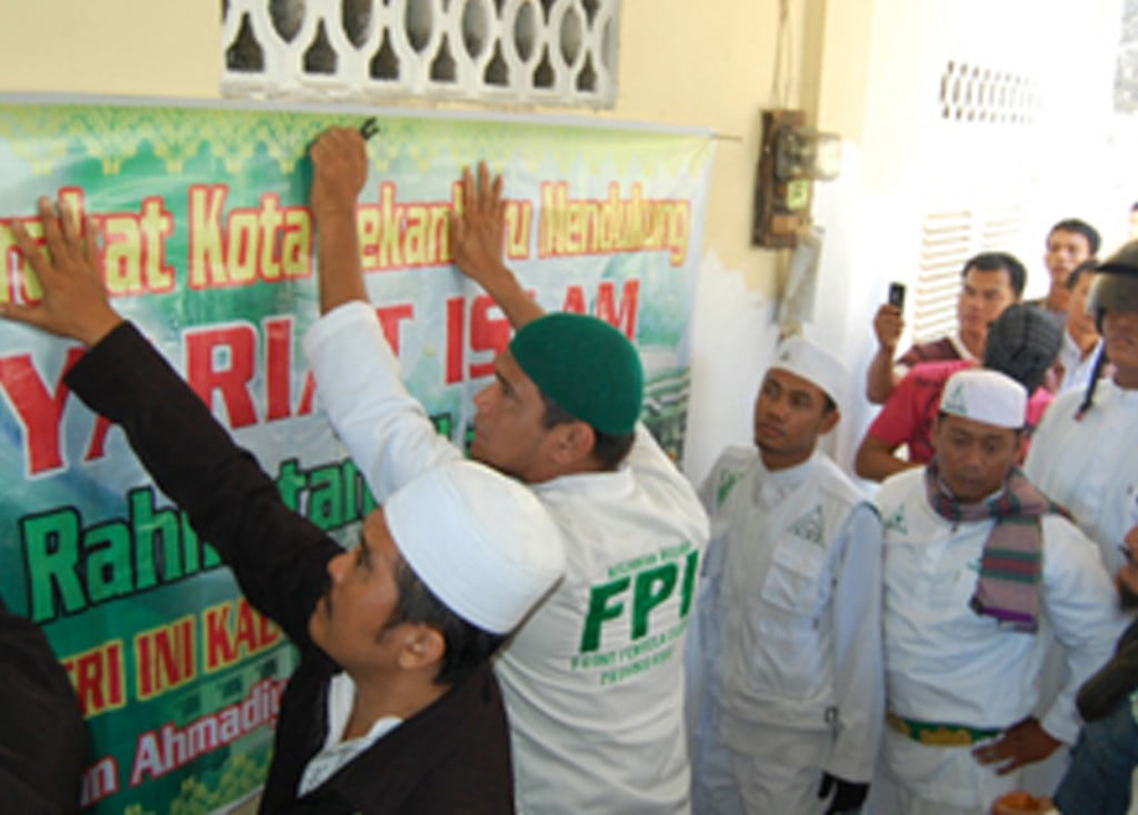 FPI dan LPI menyegel masjid An-Nasir Pekanbaru.