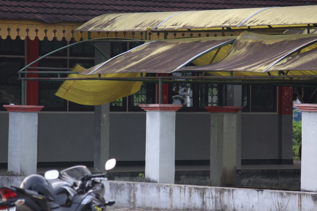 Tempat parkir kampus FE. Kanopi sudah mau copot