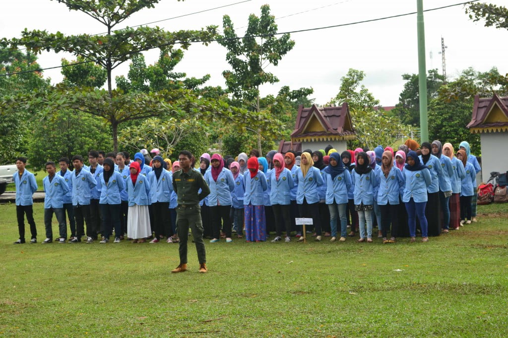 Mahasiswa sedang mengikuti upacara, foto oleh panitia.