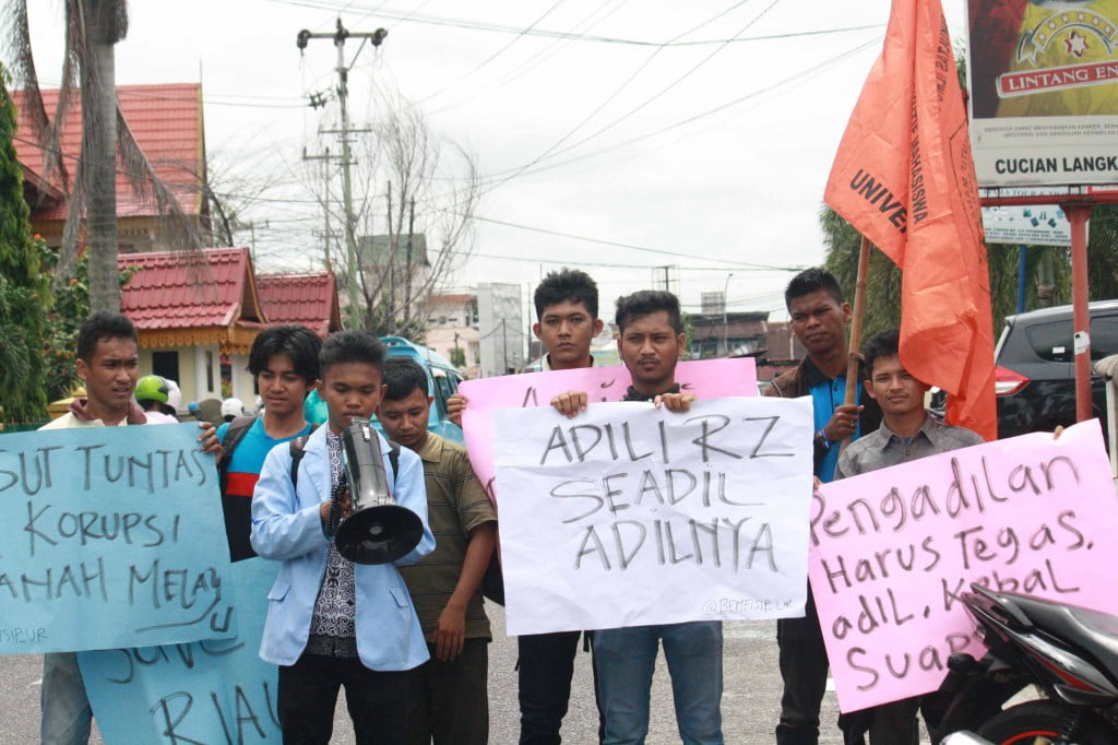 Robi Armilus sampaikan tuntutan, foto By Herman