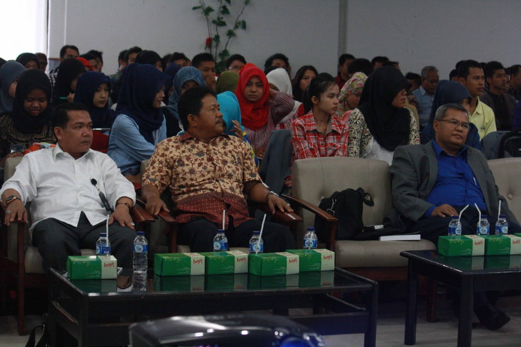 Dari Kiri, Syafri Harto Pembantu Dekan III FISIP, Ali Yusri Dekan FISIP dan Wilson Bangun Pemateri Seminar. Foto: Suryadi BM