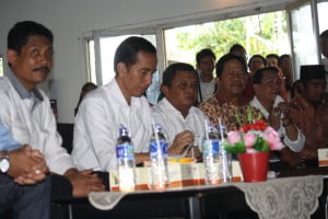 Jokowi saat duduk bersama pimpinan UR. Foto Fenta BM