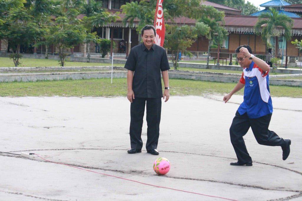 Aras Mulyadi Ketua Pelaksana menendang bola sebagai tanda pembukaan secara resmi pertandingan olahraga. Foto Herman BM