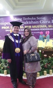 Nus Mustafa dengan istri. Foto Ade 