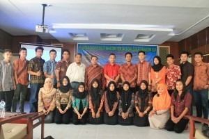 Foto bersama Dr. Elviriadi S.Pi, M.Si dan Sangap Siregar, S.Pd, MA pemateri seminar  dengan tema Pergerakan Mahasiswa untuk Kemajuan Masyarakat Riau. Foto Bem Faperika