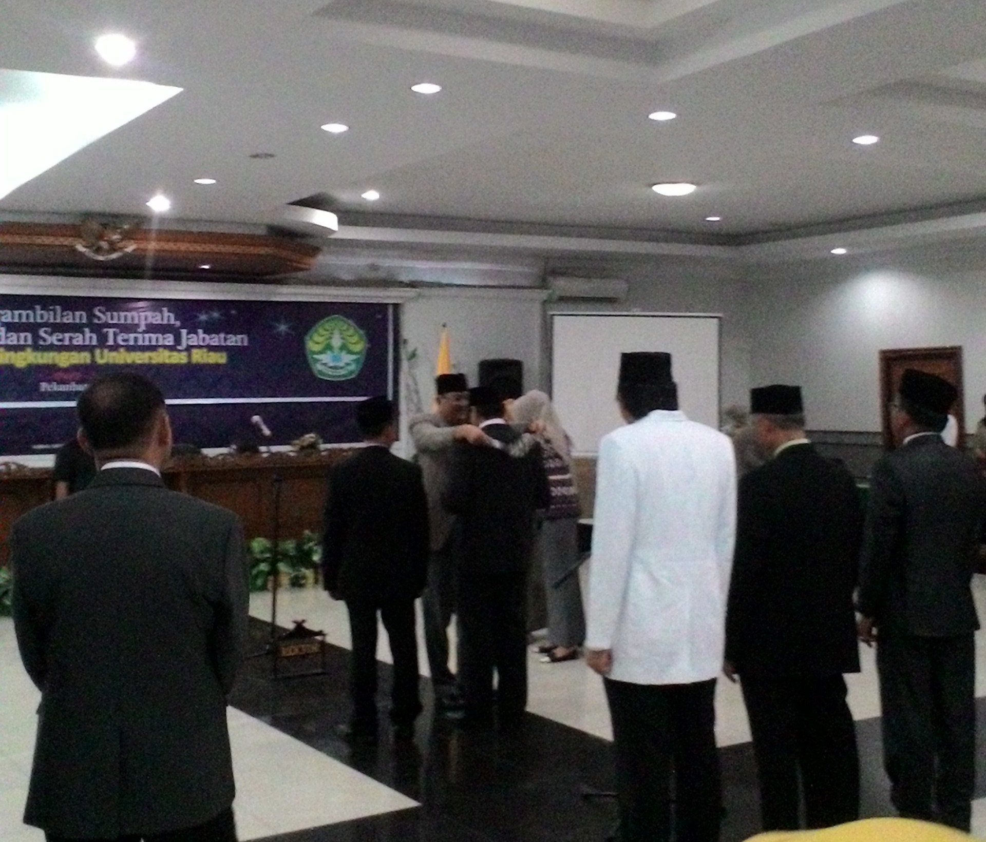 Rektor Universitas Riau, Prof. Dr. Ir. Aras Mulyadi, DEA mengalungkan kalung jabatan PAW Wakil rektor III kepada Dr. Syapsan, ME.