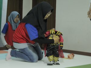 Beberapa robot terjatuh saat melakukan tari