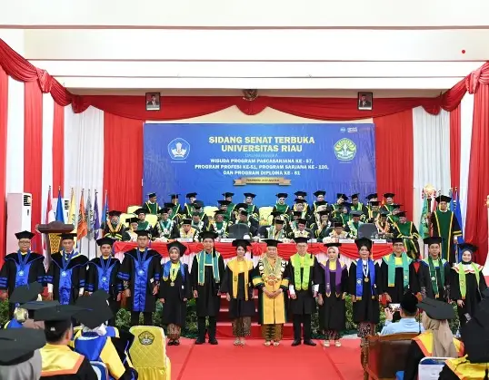 Universitas melakukan wisuda