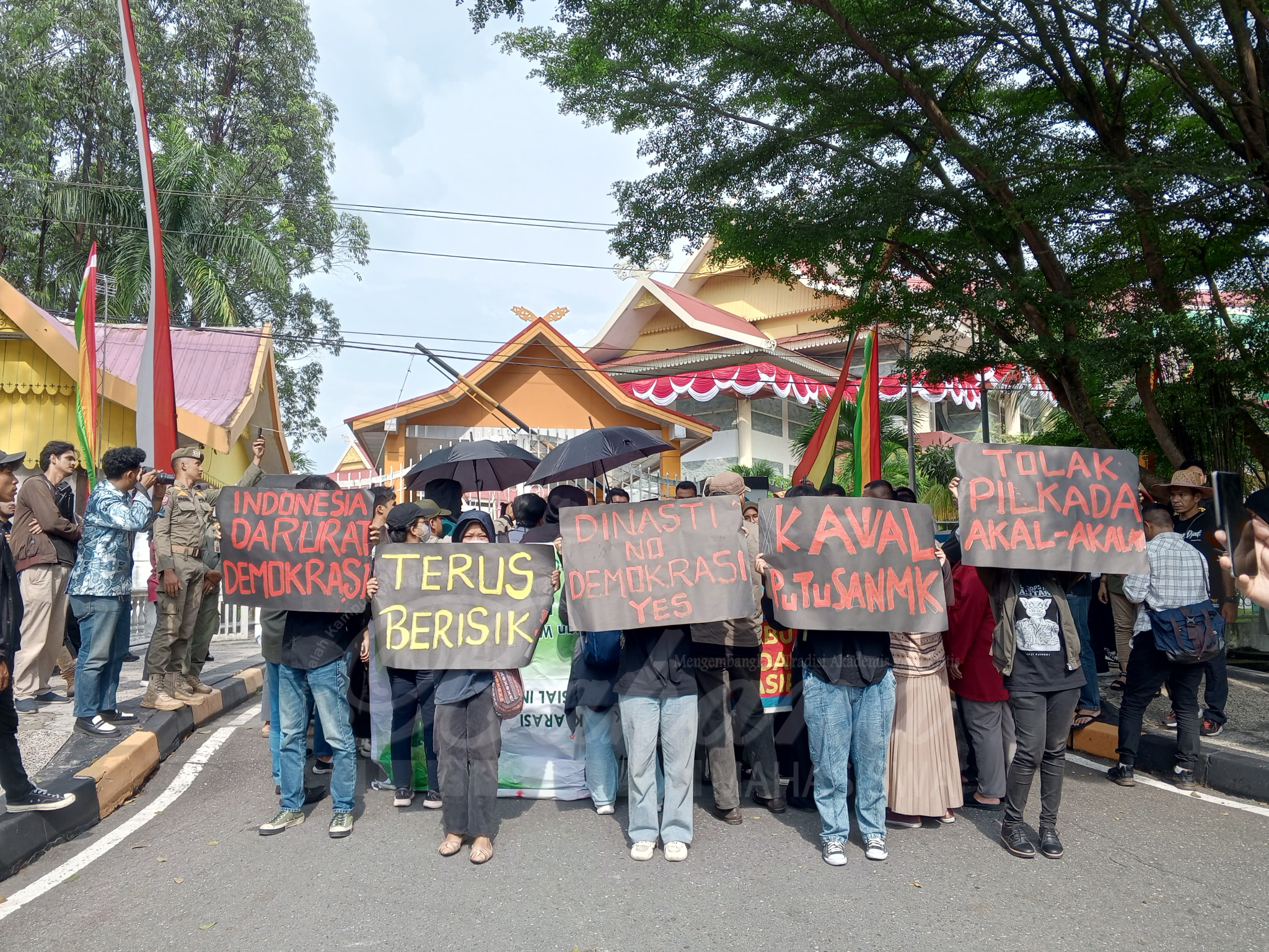 Massa Aksi di depan Kantor DPRD Riau