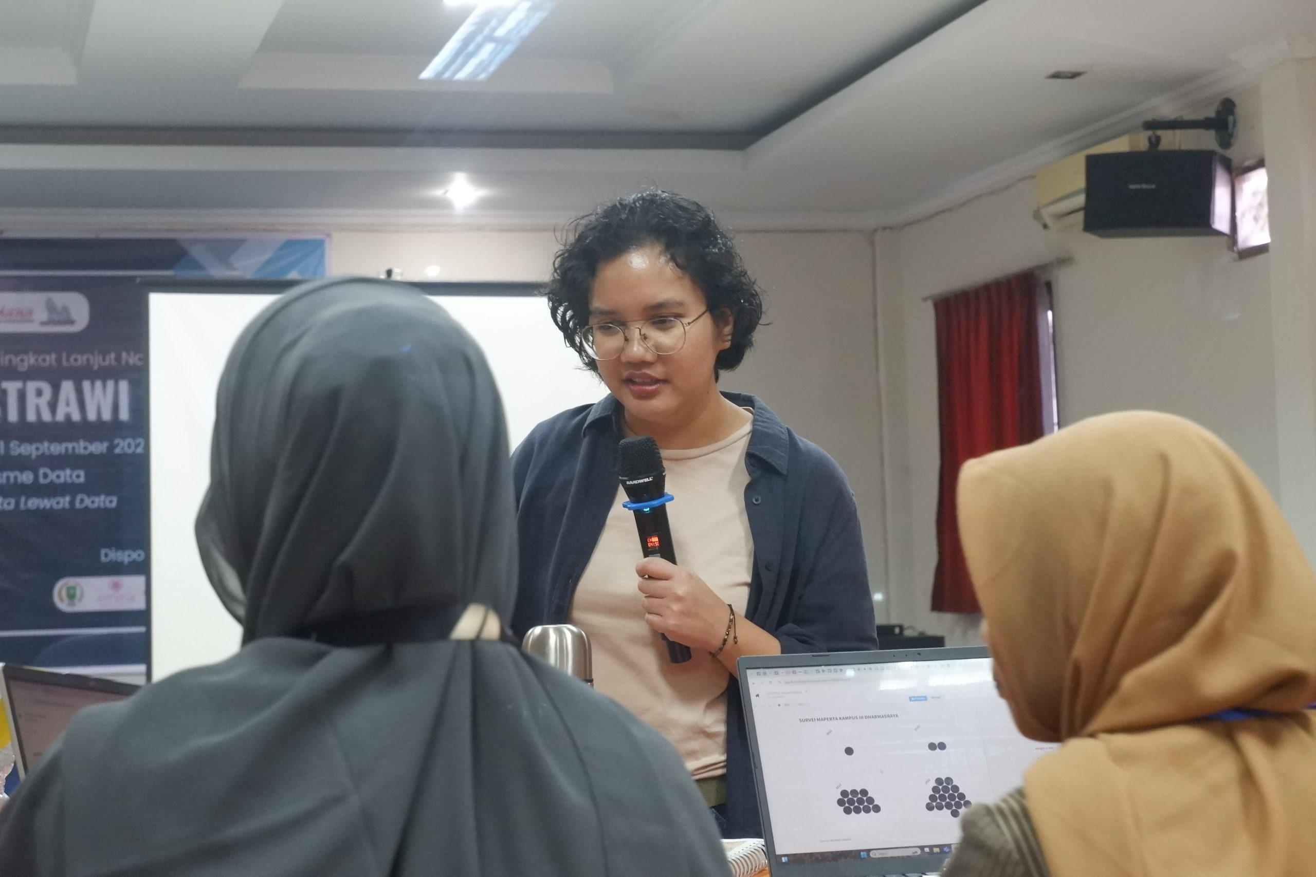 Irma Garnesia jadi pemateri Pelatihan Jurnalistik Tingkat Lanjut Nasional (PJTLN) dari LPM Bahana Mahasiswa Unri