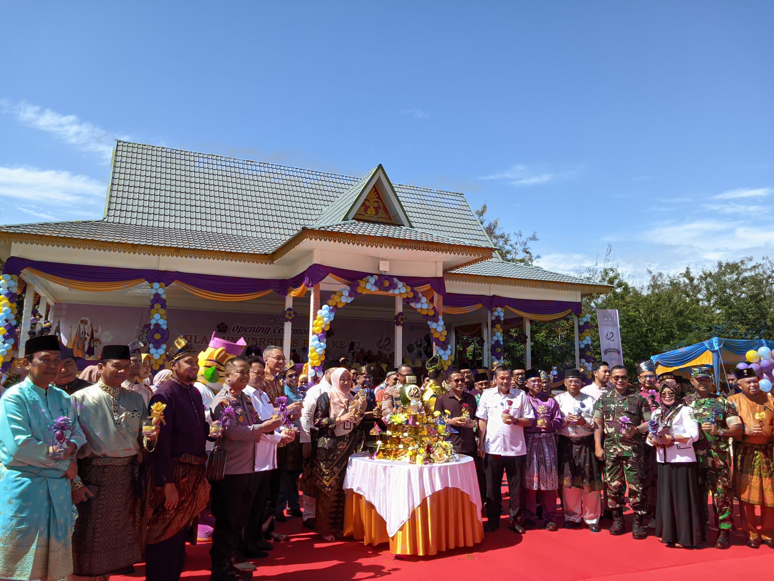 Rektor bersama civitas academica merayakan Milad Unri Ke-62 di Lapangan Open Space.