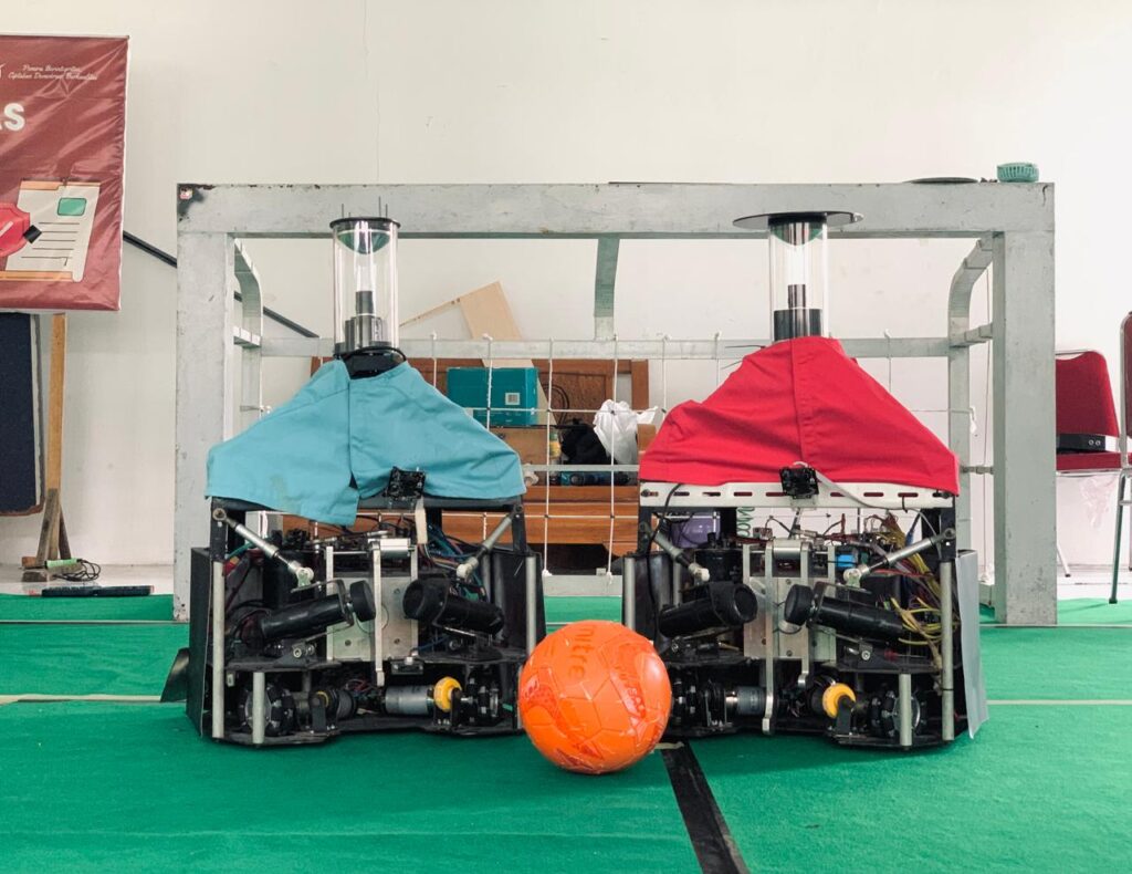 Robot Sepak Bola Beroda, salah satu robot yang dirakit oleh ERC.