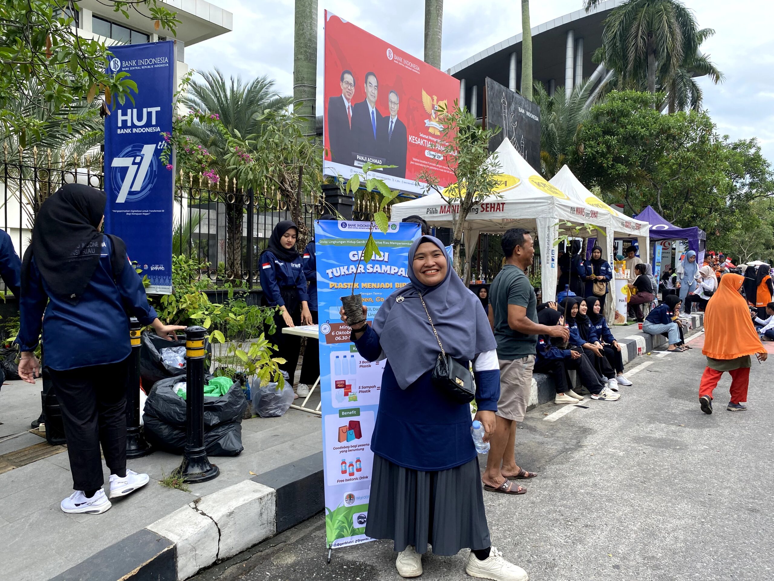 Peserta Menukar Sampah Plastik Jadi Bibit Tanaman di Tumpah GenBI