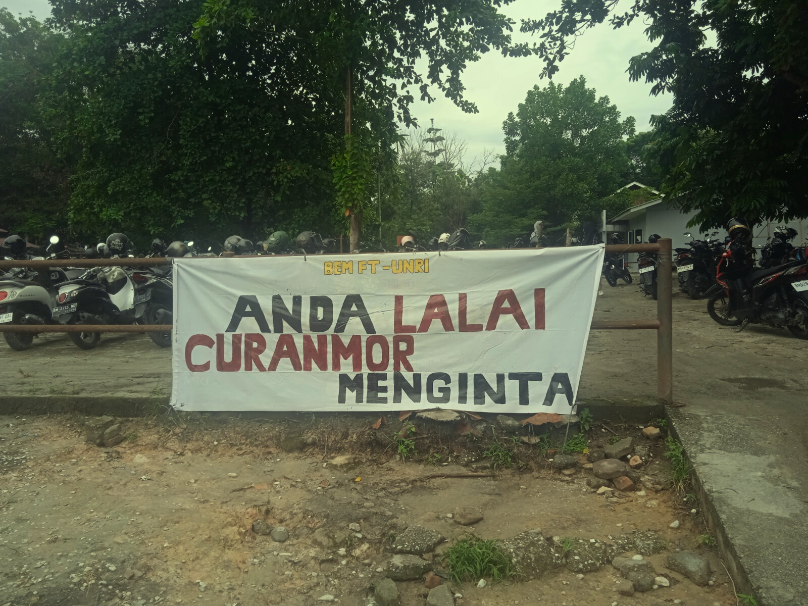 Spanduk "Anda Lalai Curanmor Menginatai" terpasang di Parkiran Fakultas Teknik.