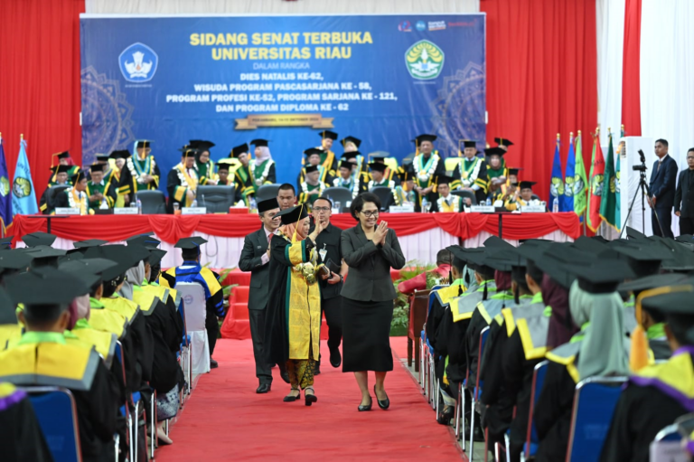 Perhelatan Wisuda Unri dihadiri Sekjen Kemdikbudristek, Suharti (14/10). Sumber foto: humasuniversitasriau