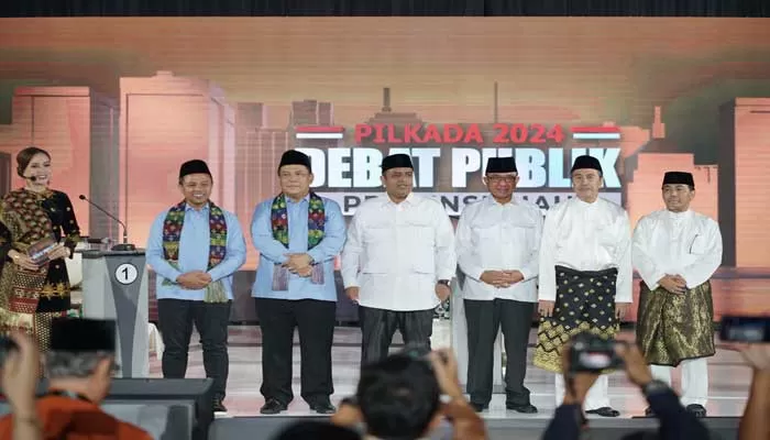 Pasangan calon Gubernur dan Wakil Gubernur Riau nomor urut 1 Abdul Wahid-SF Hariyanto, nomor urut 2 Muhammad Nasir-Muhammad Wardan, dan nomor urut 3 Syamsuar-Mawardi saat debat perdana di SKA Co Ex. (Evan Gunanzar/Riau Pos)