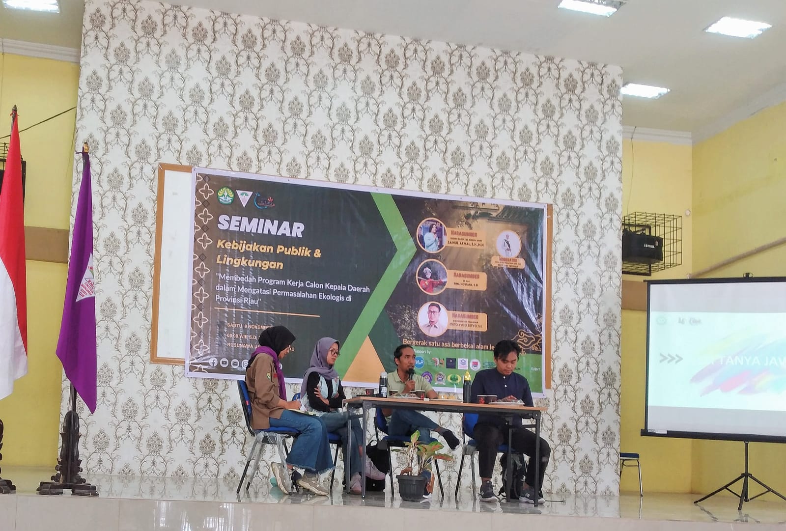 Seminar Mapala KPA EMC2 Unri di Gedung Rusunawa, Kampus Panam.