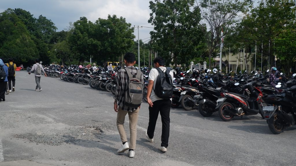 Parkiran Motor depan gedung UPT Bahasa Unri/ Wahyu Prayuda BM