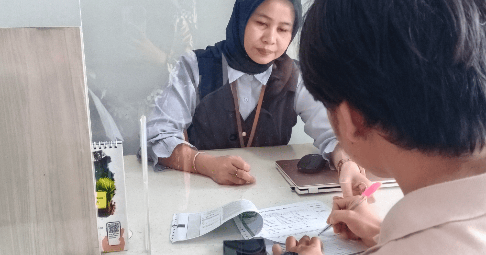 Salah satu Gen-z melakukan pendaftaran Investasi emas di cabang Pegadaian kota secara langsung/Dok. Restiaudia