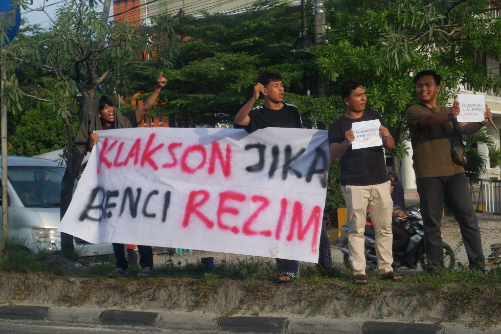 BEM FISIP Unri Gelar Aksi Simbolik di depan Gerbang Unri/Dok. Pribadi