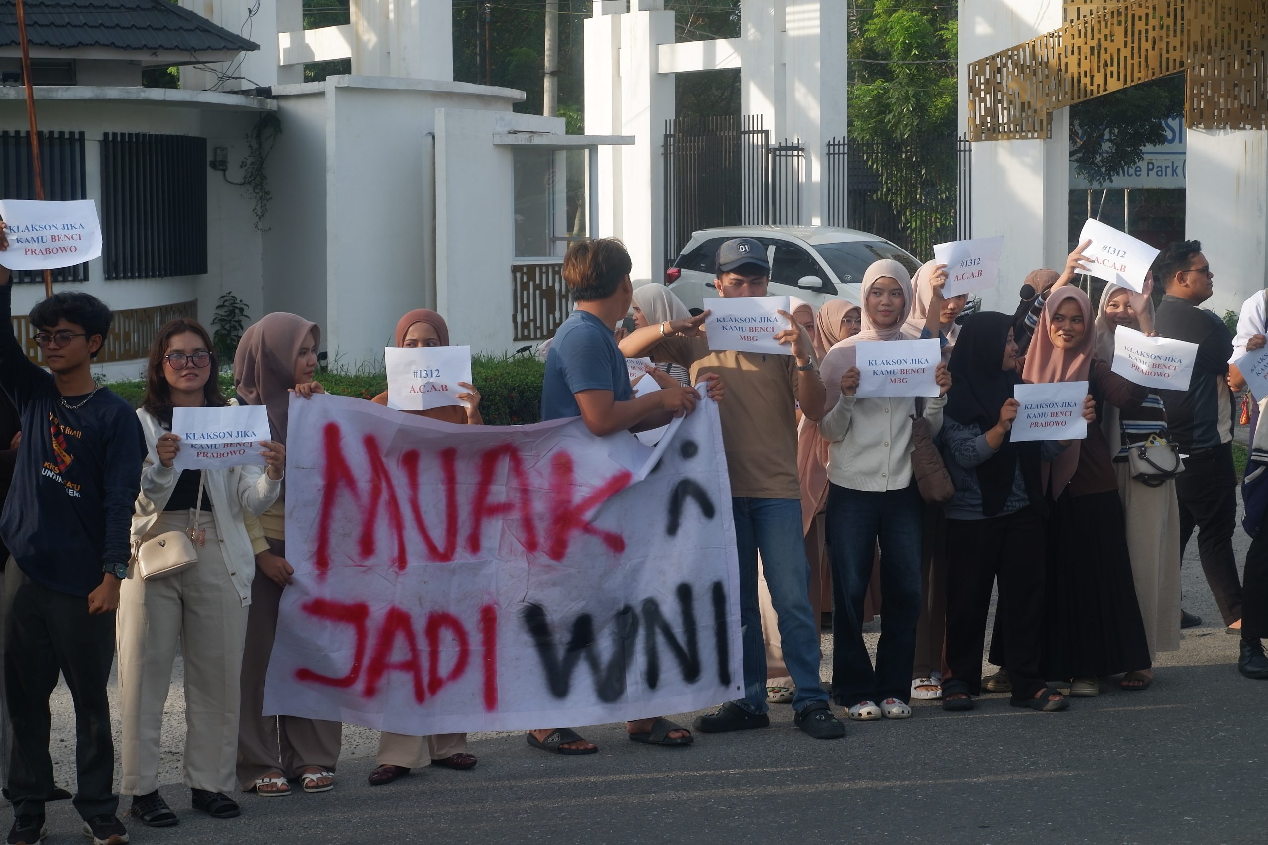 BEM FISIP Unri Gelar Aksi Simbolik di depan Gerbang Unri/Dok. Pribadi