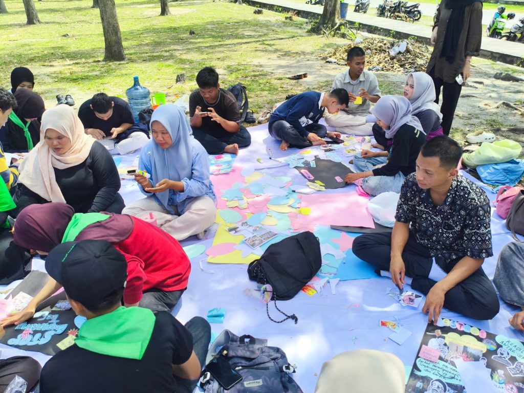 Peserta menggunting dan menghiasi zine mereka masing-masing/Dok. Pribadi