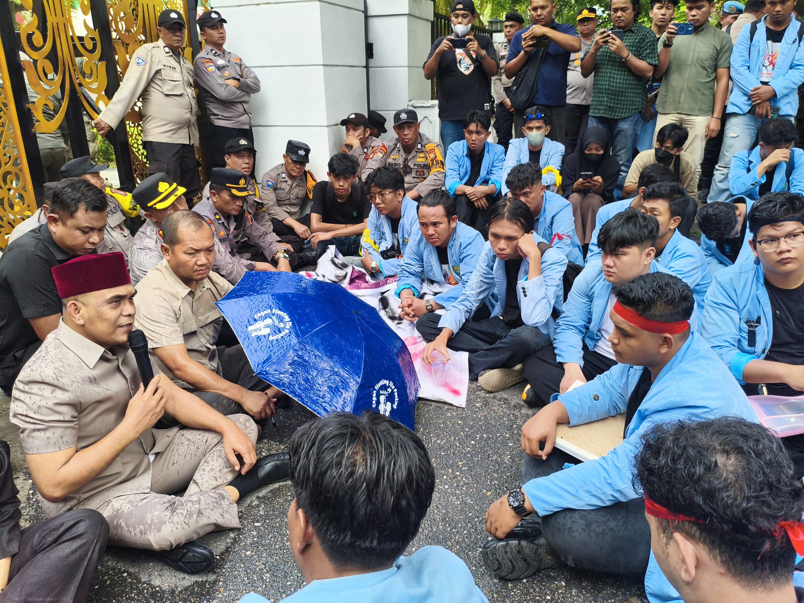 AMARAH Bawa Delapan Tuntutan dan Plakat Satire/Dok. Pribadi