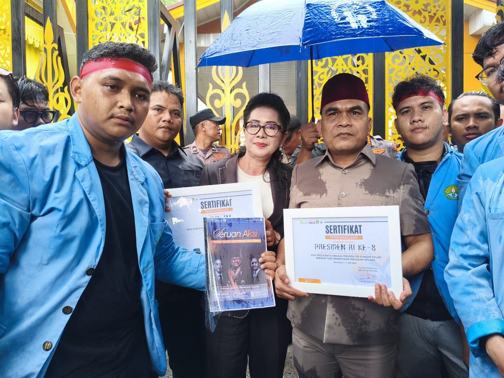 AMARAH Bawa Delapan Tuntutan dan Plakat Satire/Dok. Pribadi